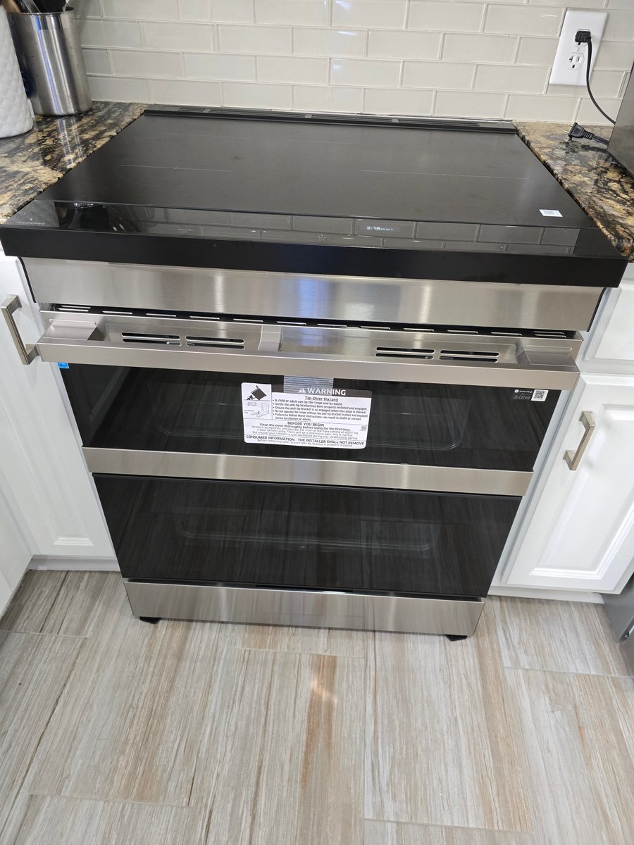 AlySedai's tweet photo. I love our new Samsung Bespoke Induction Range with FlexDuo!  #SamsungRangeJuneInsiders #BespokeMyLife https://t.co/IRjLoVrEdb