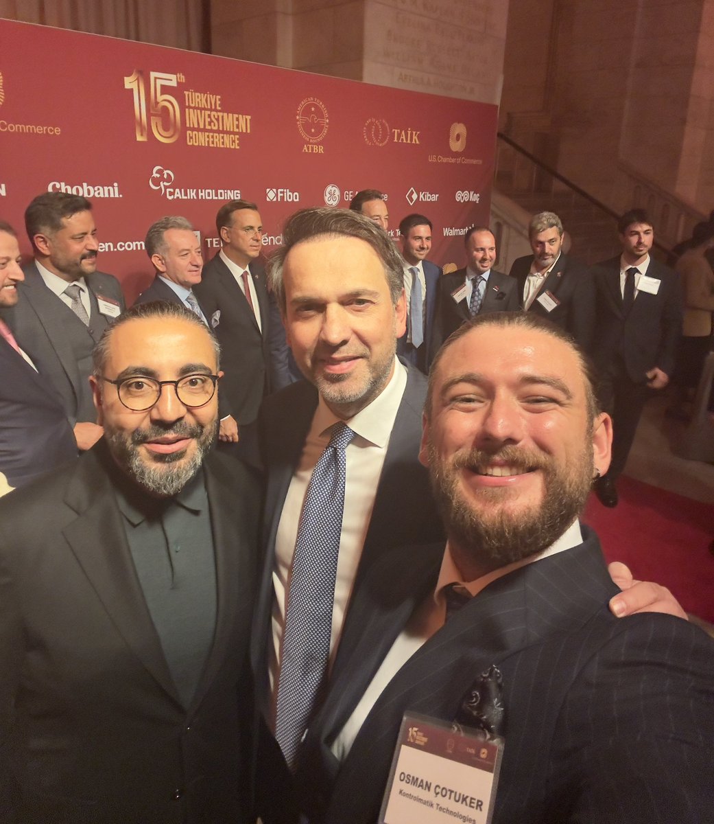 o_cotuker's tweet photo. Bugün günlerden #NewYork 🗽🇺🇸🇹🇷

15. Türkiye Yatırım Konferansı, birbirinden önemli ve değerli temaslarla tamamlandı. STK’lar, 5 Bakanlık ve Cumhurbaşkanlığı’nın en üst seviye katılımıyla gerçekleştirilen görüşmelerde; Türkiye’nin bölgede enerji ve teknoloji üssü olma yolunda emin adımlarla ilerlediği, kritik ekipmanların yerlileştirilmesi, ileri teknoloji ekipmanlarında Ar-Ge üssü olma hedefi, yenilenebilir enerjide her yıl hızlı büyüme ve yeşil dönüşüm gibi birçok önemli konu, farklı oturumlarda detaylıca ele alındı.

Ayrıca, çok uluslu şirketler ve Türk şirketlerinin ortak girişimleriyle ülkeye daha fazla yatırım çekilmesi, kalifiye iş gücünün artırılması ve ana-yan sanayi ekosistemlerinin genişletilmesi gibi hedefler de masaya yatırıldı. Özetle, Türkiye’nin bölgede katma değeri yüksek, ileri teknoloji ekipman üreticisi olma hedefi güçlü bir şekilde sunuldu.

Bu organizasyonun bu kadar verimli düzenlenmesinde katkısı olan @deikiletisim, @taikofficial ve @USChamber ‘daki tüm çalışma arkadaşlarımıza teşekkür ederim.

Seneye tekrar görüşmek üzere! 🙋🏼‍♂️

#TeknolojiUssuTurkiye #BataryaUssuTurkiye
@TCEnerji    
@Kontrolmatik @SamiAslanhan #kontrolmatik  #kontr #deik #taik #uschamberofcommerce
