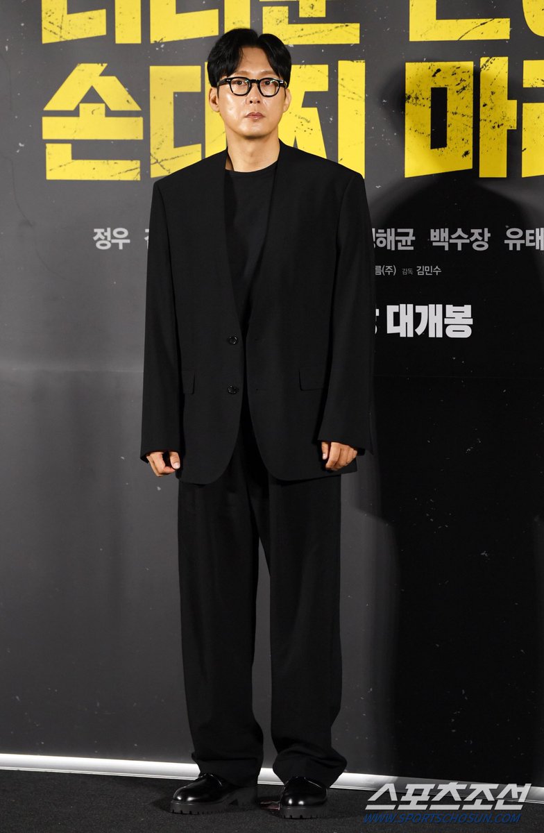 매번 제발회마다 정장 안에 조끼?단추까지 다 잠구고그랬으면서... 이번언 캐주얼하게 입은게 넘넘임....진짜로