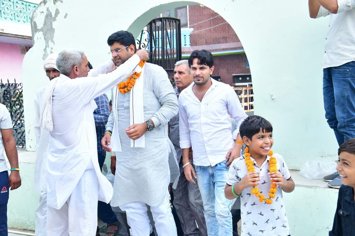 Dchautala's tweet photo. अपनी कर्मभूमि उचाना के गांव ‘शाहपुर और जीवनपुर’ में  स्वजनों से आत्मीय भेंट कर उनसे संवाद किया।

आपके बहुमूल्य समर्थन और सहयोग से प्रदेश को नई दिशा देने के लिए उचाना तैयार है। सभी के स्नेह, विश्वास और आशीर्वाद के लिए आभार। https://t.co/SC4tpHrxAW