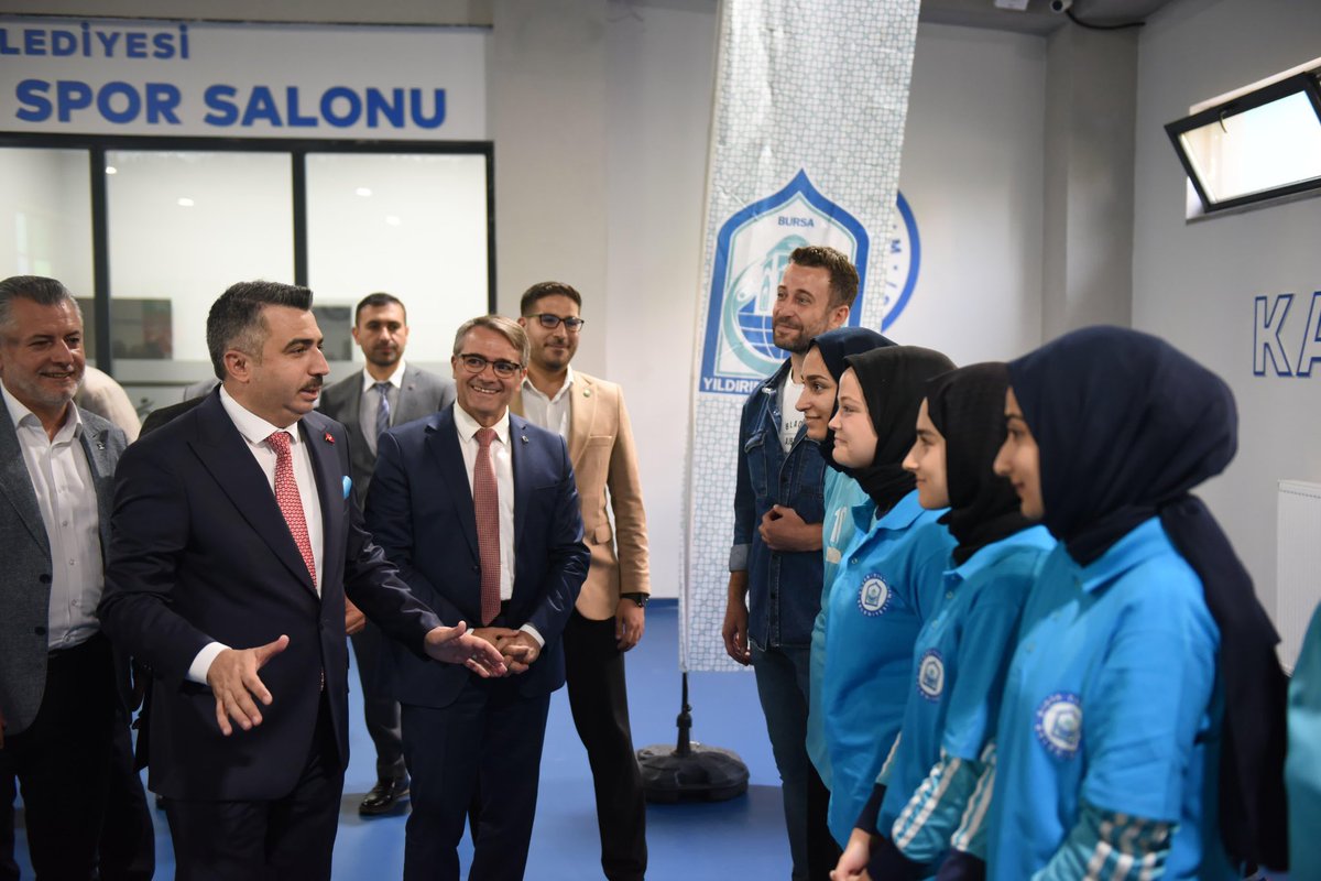Veysel_aymelek's tweet photo. Belediyemiz ve Gençlik ve Spor Bakanlığı'mızın katkılarıyla ilçemize kazandırılan Çınarönü Kapalı Spor Salonu'nun açılışına katıldık. 

Vatandaşlarımızın  hizmetine sunulan böylesine değerli bir eserin hayırlı olmasını diler, emeği geçenleri tebrik ederim.
#HÜDAPAR https://t.co/T221tDeYuk