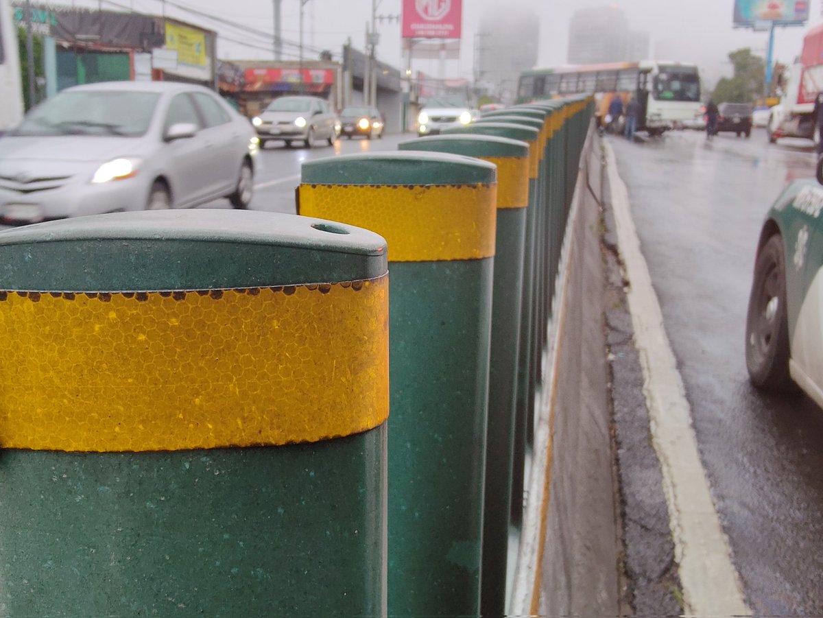 Aaronhdzg's tweet photo. #ULTIMAHORA Transporte público que corre de @AlcCuajimalpa a Tacubaya choca contra muro de contención en la autopista México -Toluca Km20 ya personal de @Bomberos_CDMX y PERSONAL @SSC_CDMX en el lugar. Tome precauciones, abundante trafico. https://t.co/gt9QH5PI1T