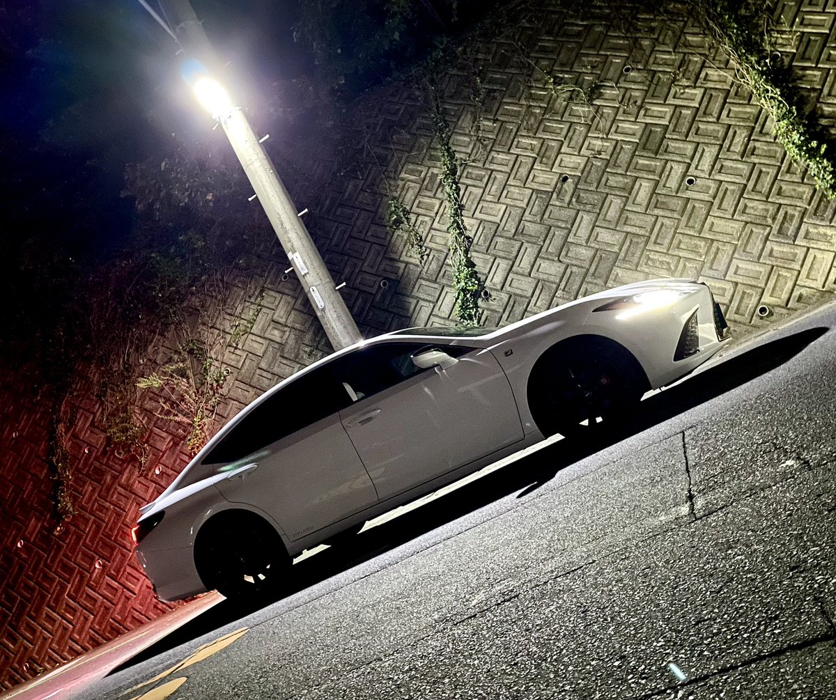 DKshige's tweet photo. この車を洗車機に突っ込む勇気は俺には無いんでシゴオワからの手洗い洗車からのZEROクリームでヌルテカ仕様にしました😁バイクもコーティングするかな😁
#LEXUS
#es300hfsport 
#SurLuster
#ZeroCream
#ヌルテカ https://t.co/QejQa37OQo