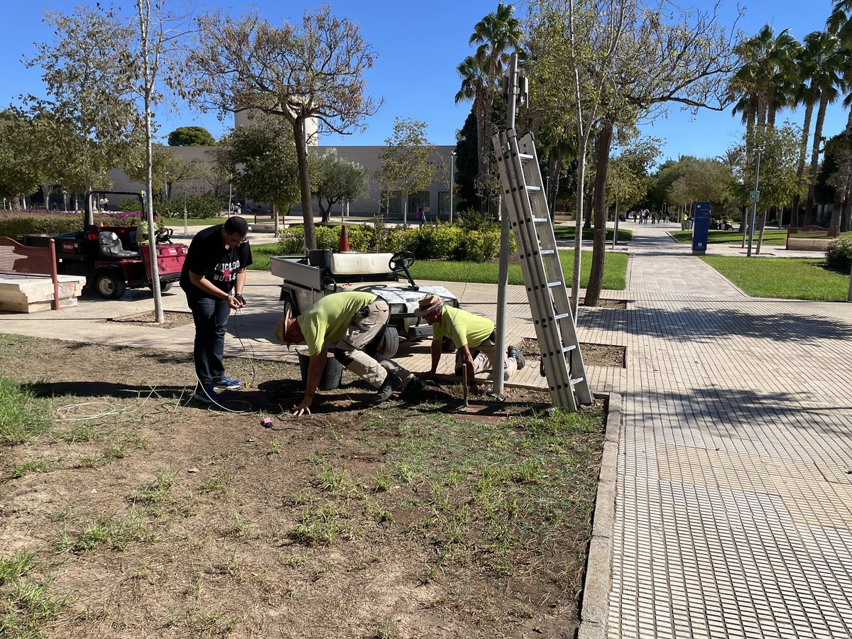 Hoy hemos pasado la mañana instalando sensores de humedad por el campus de nuestra querida Universidad de Alicante. Sensores que hemos podido comprar gracias al proyecto UNIDIGITAL, Building information Modeling <a href="/GalaoOscar/">OscarGalao</a> <a href="/dic_ua/">dic | Ingeniería Civil UA</a>