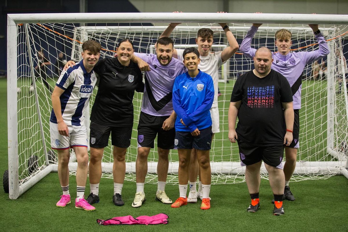 WBALGBT's tweet photo. “𝔸𝕟𝕟𝕒 𝕄𝕚𝕝𝕝𝕖𝕣 𝕗𝕣𝕠𝕞 𝔸𝕞𝕖𝕣𝕚𝕔𝕒, 𝕨𝕠𝕒𝕙𝕙𝕙!” 🇺🇸🧤 

@wbawomen’s goalkeeper @a_miller0 joined us at Proud Baggies FC training this week to work with some of our goalkeepers. 

We’ve also been joined by Women’s Head Coach @Shevs_20 &amp; Assistant @Hinton11. 

#WBA https://t.co/zSG99Ti8BG