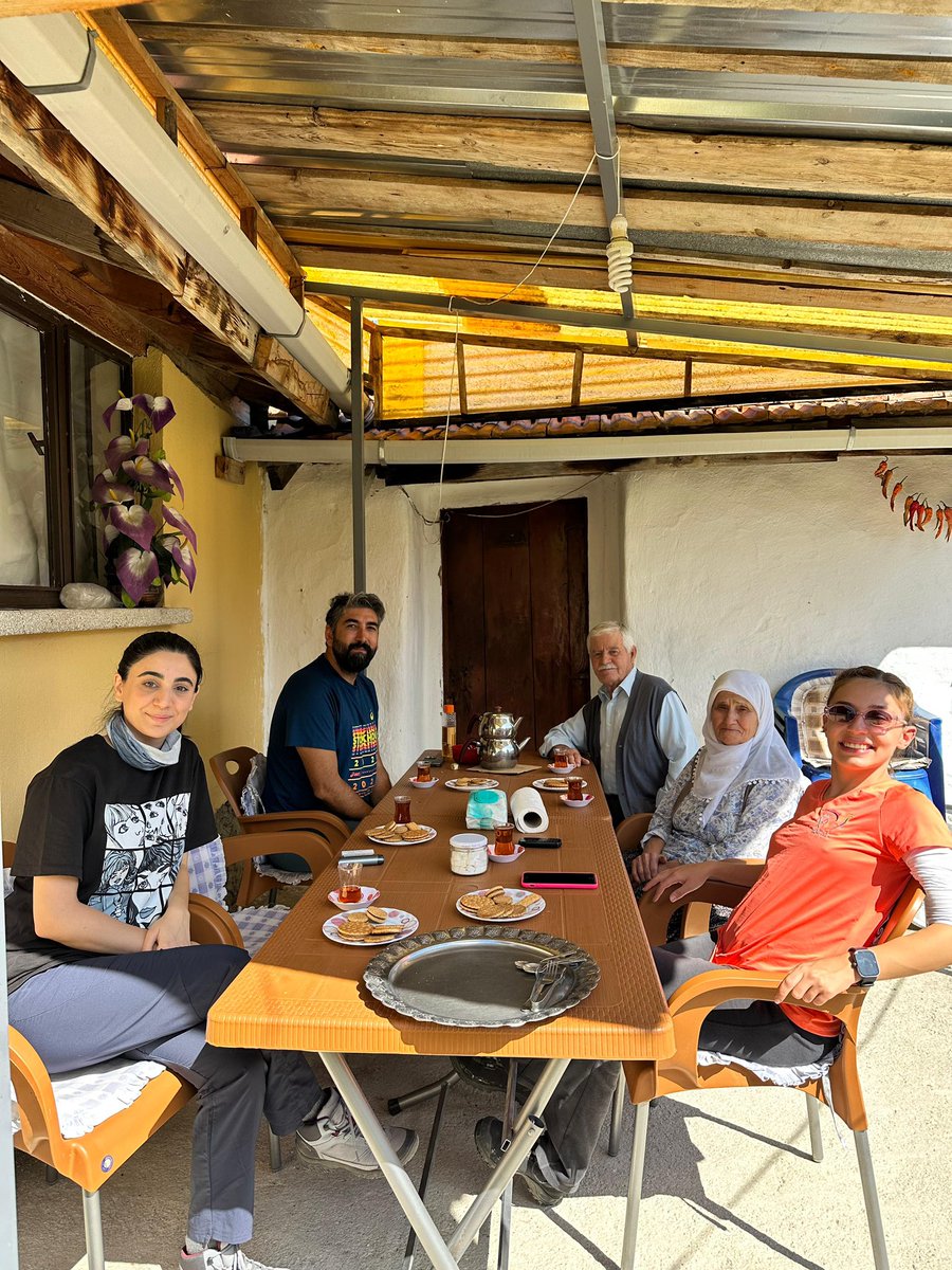 intawardTR's tweet photo. Altın Kategori MveK Yolculukları'nda katılımcılara ve bize yıllardır ev sahipliği yapan Salihler Mahallesi Muhtarı Bedriye ve İbrahim Tarhan Ailesi 🌼 https://t.co/qiSoB01kDy