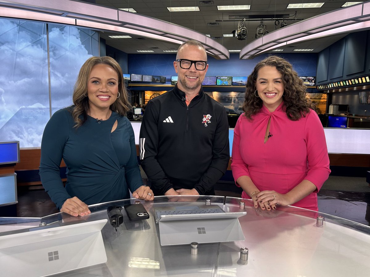 Look who joined us in studio today! 
<a href="/LouisvilleMBB/">Louisville Men's Basketball</a> Coach <a href="/patkelsey/">Pat Kelsey</a>! 
<a href="/caraygrace/">Caray Grace</a> &amp; I talked with him about the excitement of his first year + Louisville Live at <a href="/kfc_yumcenter/">KFC Yum! Center</a> 📣🏀