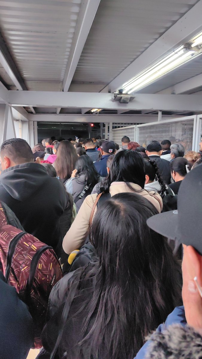 Viddhitha's tweet photo. @MetroCDMX Así metro constitución 😭 y solo esta chispeando... https://t.co/27AsWxp9Nf