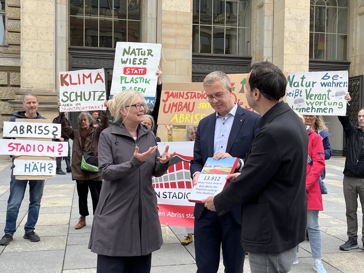 otto_direkt's tweet photo. Finanzsenator @StefanEvers_Bln nimmt öffentlich Einsparvorschläge im dreistelligen MioBereich entgegen. Jahn-Stadion nicht abreißen.
@jahnsportpark 
@AGH_Berlin https://t.co/LsENtiANXE