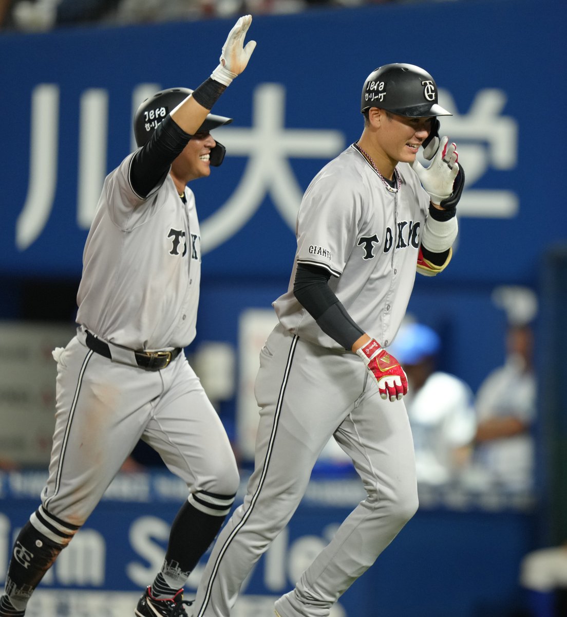 【#本日のベストショット📸】　
#坂本勇人 選手の2ランで生還した #長野久義 選手がハイタッチからの頭をペシッ。長年チームを支える仲良しコンビのレアなシーン✨（撮影・荒木孝雄、今野顕）

#巨人 #ジャイアンツ #giants #サンスポ