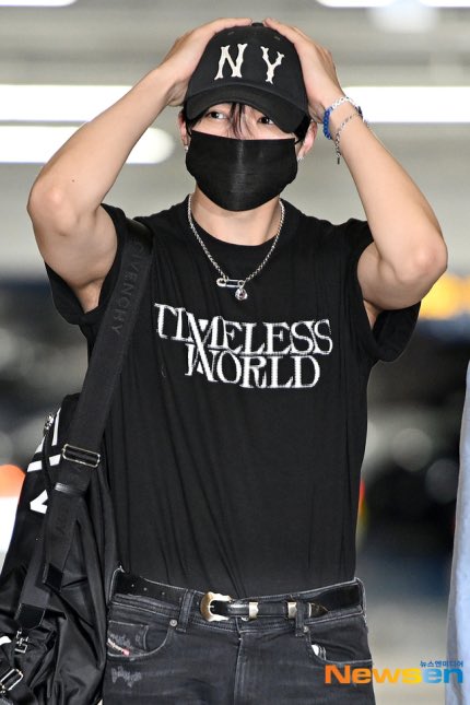 GUNWOOK_JP's tweet photo. 📰240926 NAVER.daum記事🐻‍❄️

空港写真の記事が出ました✈️✨

📝 ゼロベースワン、「シンガポールコンサート行ってきます」

🍀NAVER
🔗 https://t.co/QaXFEwSvHy
🔗 https://t.co/w1Lwk34Mt5
🔗 https://t.co/pkO1oeuAT6

🌻daum
🔗 https://t.co/Bjz5HrdXil
🔗 https://t.co/EqFgPMzLt8
🔗 https://t.co/MxXzYHhWu4 

記事のページに1分は留まって、ポジティブな絵文字の反応を残しましょう💙

#PARKGUNWOOK #ZEROBASEONE #ZB1 #제로베이스원 #박건욱  #パクゴヌク
@ZB1_official