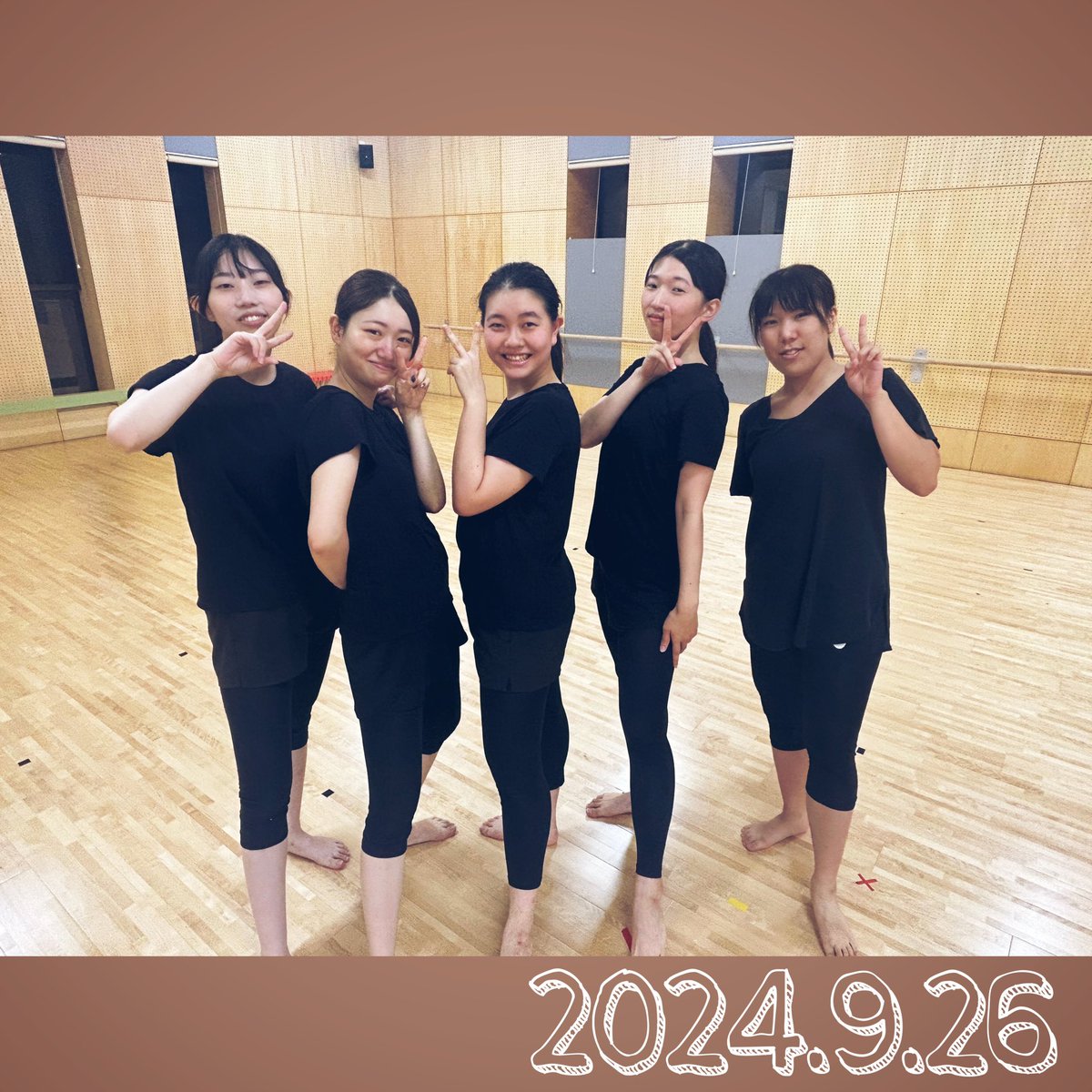 fukujo_CD's tweet photo. 2024.9.26(木)
こんばんは🌆創作舞踊部です🪭
今日は、公演の作品の練習を中心に稽古をしました！
もうすぐ9月が終わり、あと2ヶ月ほどで公演がやって来ます！
後期の授業も始まり、大変ですが精一杯頑張ります💪
それではまた〜👋
#私たちの日常
#福岡女学院大学
#創作舞踊部
#CreativeDanceClub https://t.co/BZQhOoXtpk