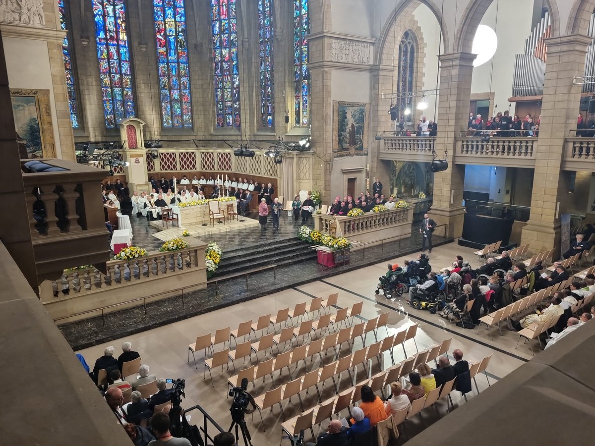 lerepu's tweet photo. #POPEinLU Visite du pape François au Luxembourg : après les audiences privées, la visite reprend à la cathédrale Notre-Dame... suivez sa journée avec nous ⬇️
https://t.co/N72tVbu1Ci https://t.co/U75tzzCbXU