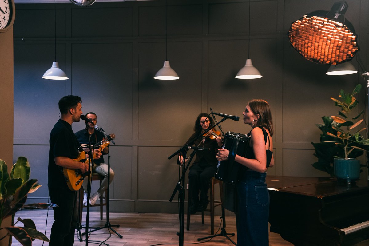 Helloo! Haven’t posted in a year BUT during this year, I’ve had the amazing opportunity to do some session work with the band ‘Josh + Jury’, whose live recording of their single ‘Crawling’ has just released! So definitely check it out!  ✨👇🏻

m.youtube.com/watch?v=_2Z0-0…