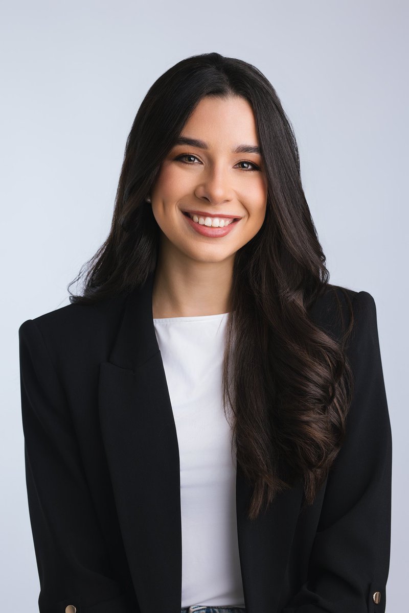 Hello #MedTwitter, I’m Alina Fernández Genao, an IMG🇩🇴 applying for IM this #MATCH2025 👩🏻‍⚕️🩺

I love the thyroid, lungs, the beach, sunsets, nerd jokes, poetry, coffee, music and running🦋🫁🤓📝☕️🎶🏃🏻‍♀️

Wishing everyone the best of lucks this season✨💪🏻