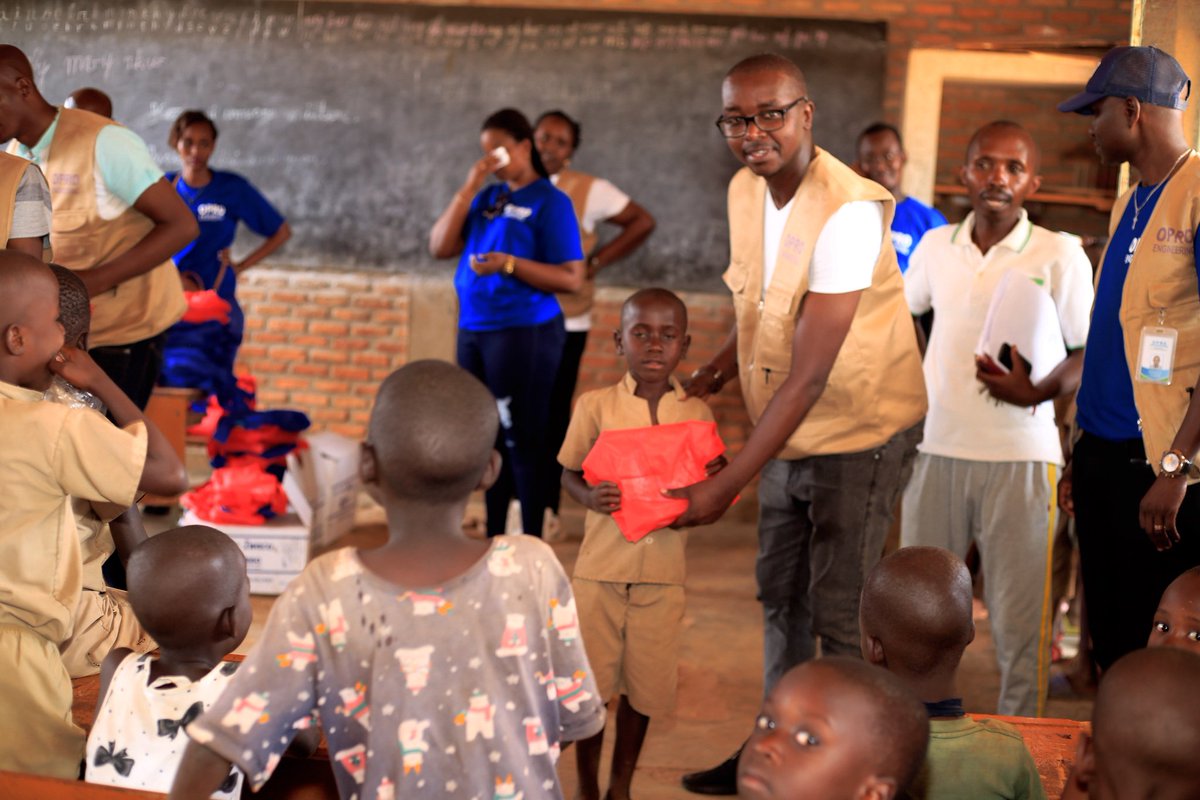 OproEngineering's tweet photo. 3.600 cahiers et 500 stylos ont été remis à 425 enfants du site de Gisagara, Mubimbi @BujumburaProv. 
Il s'agit d'un soutien aux familles victimes des #inondations de #Gatumba par @OproEngineering avec la collaboration de ses partenaires  #ERCA et #BUMAC.

@UNICEF_Burundi https://t.co/badBf5dVgt