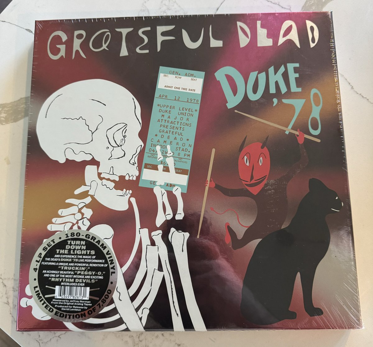 davidcovfefe's tweet photo. Rock and Roll pt. 2 🤘 #PiecesOfVinyl #Noine https://t.co/M7uDjtluGq