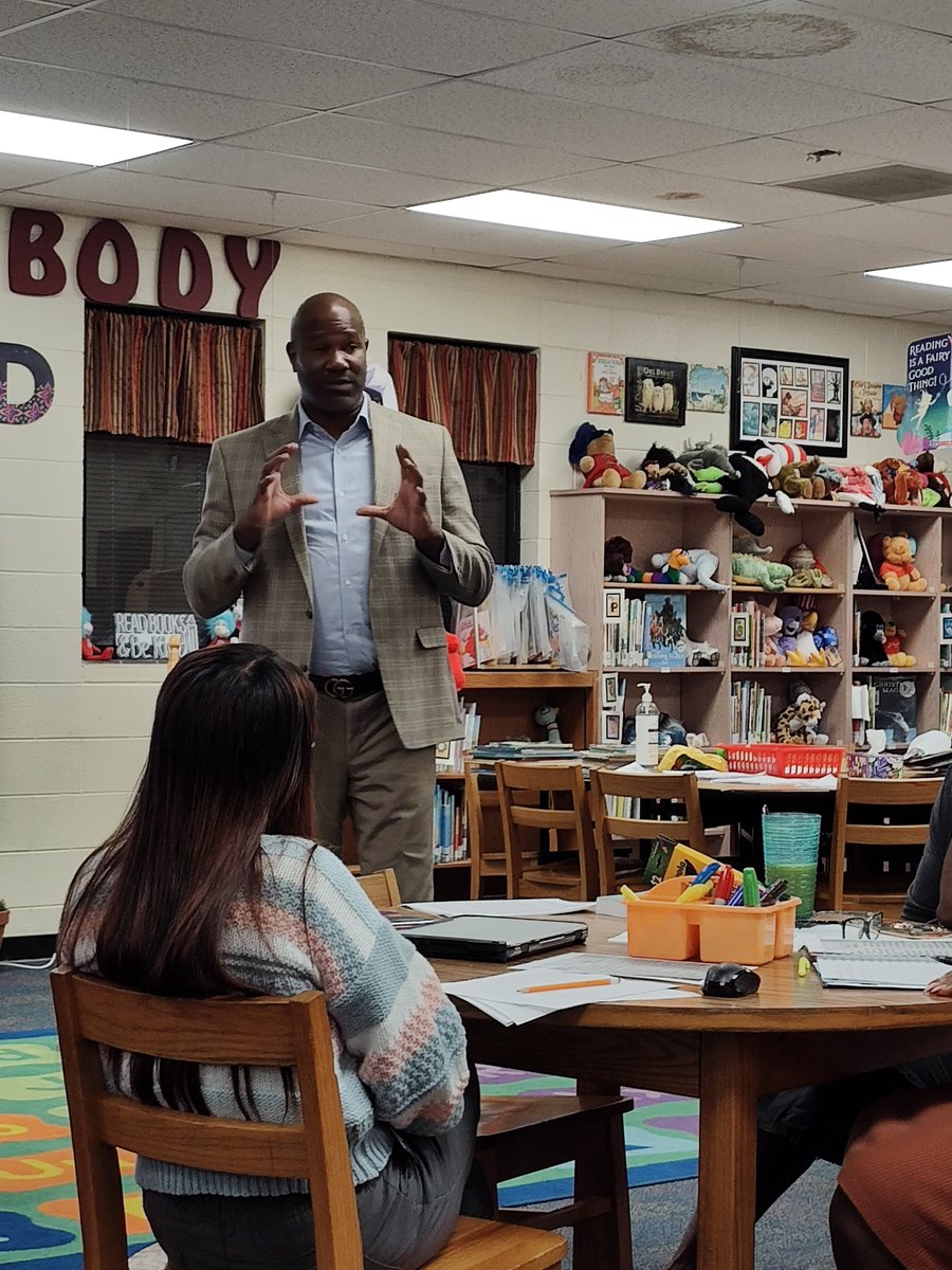 McCroreyListon's tweet photo. Dr. Hemmingway shared his new initiatives to provide instructional support to teachers across the school district with teacher leaders @McCroreyListon. @TeamFairfieldSC #MLSTLIT #PLC https://t.co/95PQA9DMfF