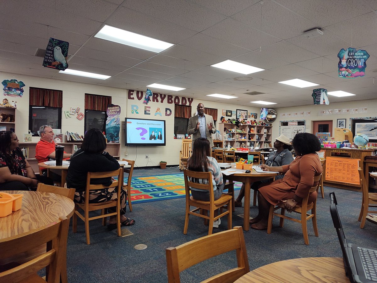 McCroreyListon's tweet photo. Dr. Hemmingway shared his new initiatives to provide instructional support to teachers across the school district with teacher leaders @McCroreyListon. @TeamFairfieldSC #MLSTLIT #PLC https://t.co/95PQA9DMfF