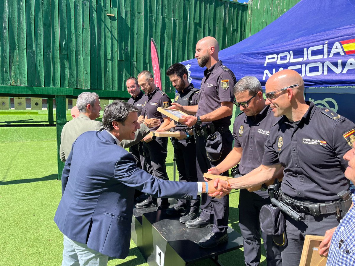 popularesmolina's tweet photo. 👮🏻‍♂️ El alcalde @jangelalfonso ha asistido a la celebración del Campeonato de Tiro de la @policia de #MolinaDeSegura.

🔵 El campeonato se engloba en los actos organizados con motivo de su bicentenario, se ha disputado en las instalaciones de @TiroMurcia
(presidente @JMariaVicente).

✅ Al acto también ha asistido el concejal @juandepochiche.

💙 ¡Enhorabuena a todos!