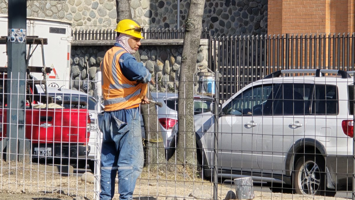 _REDInformativa's tweet photo. Esta mañana, se colocan mallas en el parterre central de la Av de las Américas, frente a la Universidad Católica de Cuenca. En este tramo las personas cruzan de un lado a otro a pesar de tener un puente peatonal. https://t.co/GmxzQRs13b
