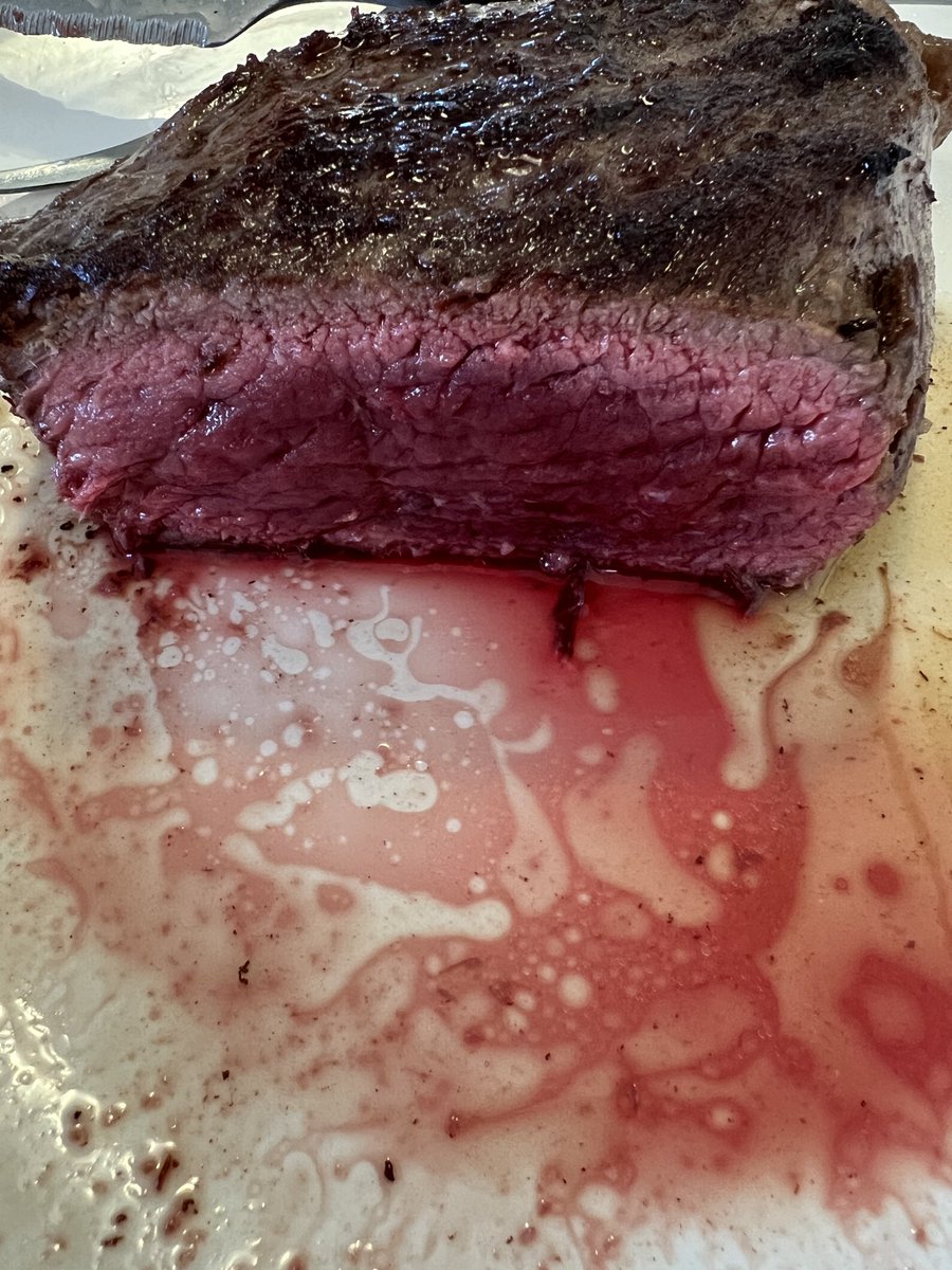 Bunglefant's tweet photo. Ganske blodig og sunn ❤️
#BlueSteak #GrasFed https://t.co/0CIQriWNlX