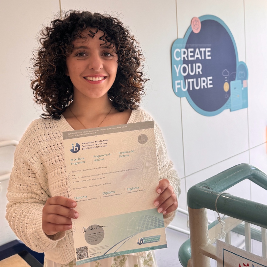 BISB_School's tweet image. Ava S. back came back to campus recently to collect her IB diploma! Ava has been an exceptional student at #BISB, and we are so proud of all she has achieved. Now beginning her next chapter at Harvard University, we have no doubt sheโll continue to excel.
#IBDP #CreateYourFuture