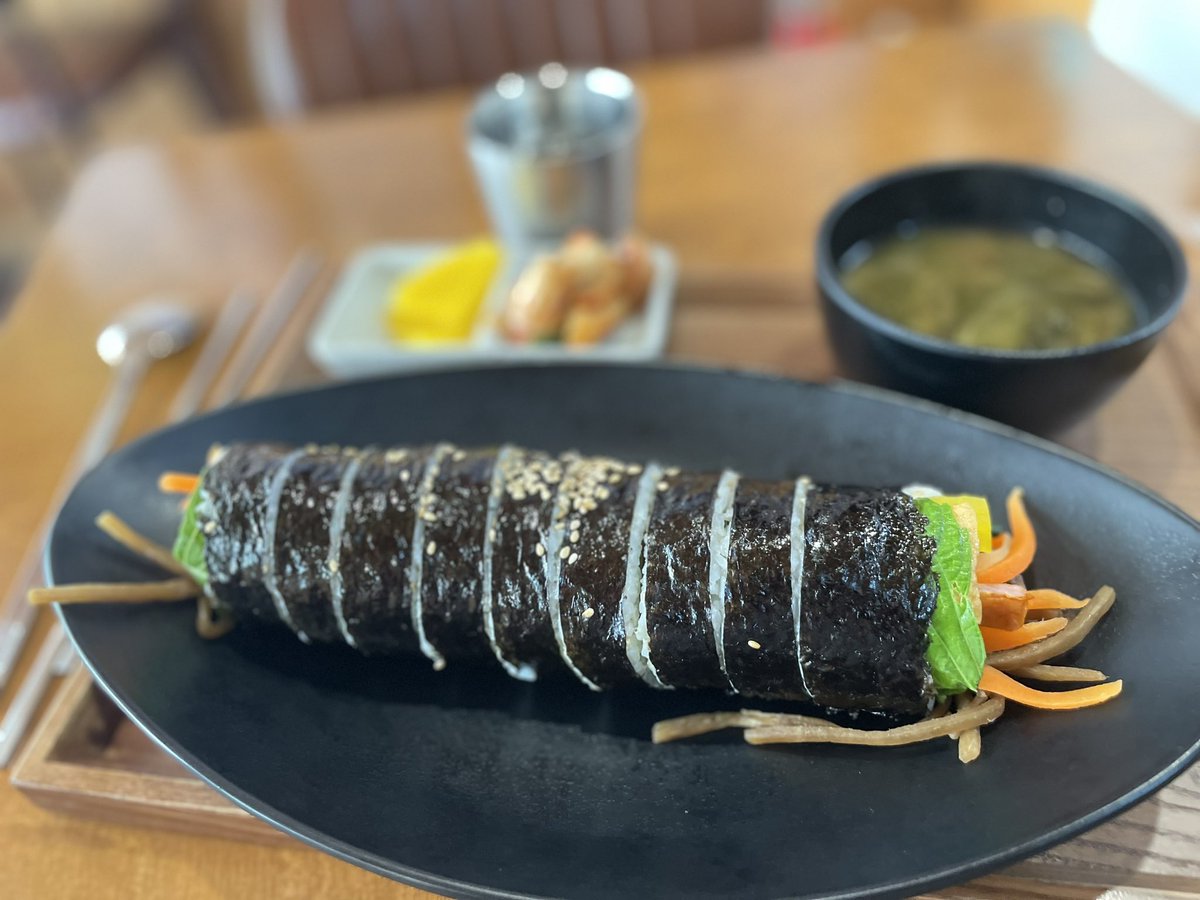 StephaneLagarde's tweet photo. Ce midi au déjeuner, un mega #Kimpap
( #Gimpap ), rouleau de riz aux légumes et au thon. Trop bon. #cuisinecoréenne https://t.co/GRvfSKgV4Y