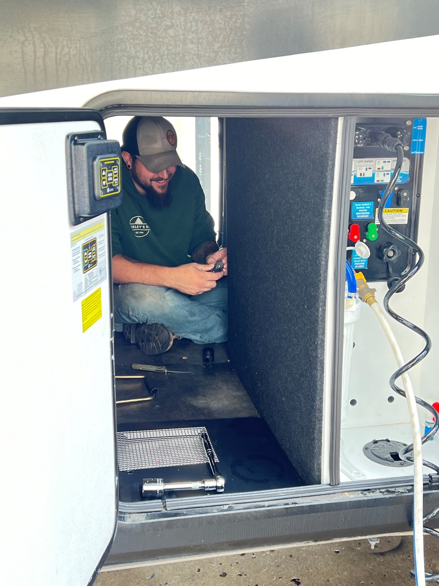 BeckleysRV's tweet image. 📦 &quot;If it fits, it ships!&quot; 📦

One of our PDI techs found a creative workspace in the storage area of an RV—getting the job done no matter how tight the quarters! 😂

#BeckleysDifference #WorkLife #RVTech #BeckleysRVs #RelaxExploreLIVE #tech #workspace