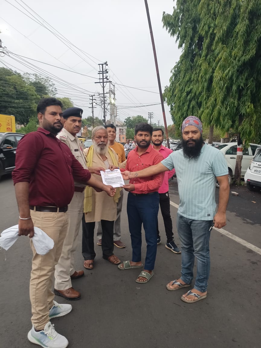 ZilpeSandesh's tweet photo. पुणे पहुंच कर वो मुझे पुलिस से पकड़वाएगा। मैं आप सभी साथियों से निवेदन करता हूं की आप मेरी मदद कीजिए। वरना अगली बार कोई भी सरकार के नीतियों का विरोध नहीं कर पाएगा ।

चरणजीत सिंह - 9300055503 https://t.co/AmrvPLk267