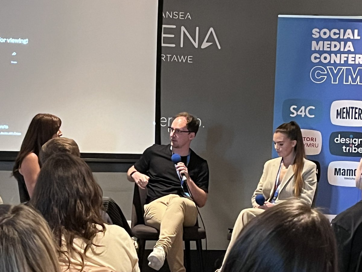 “Smo ni’n gweld defnyddio’r Gymraeg yn effeithio’n wael ar ein cynnwys ni o gwbl” - <a href="/Owainhar/">Owain Harries</a> o <a href="/FAWales/">FA WALES</a> 

“Yr her ydi yr iaith Gymraeg ond hefyd dyna beth sy’n ein gwneud ni yn unigryw and that’s our superpower” - Anna Huws o <a href="/S4C/">S4C 🏴󠁧󠁢󠁷󠁬󠁳󠁿</a> 

#SMCCymru24