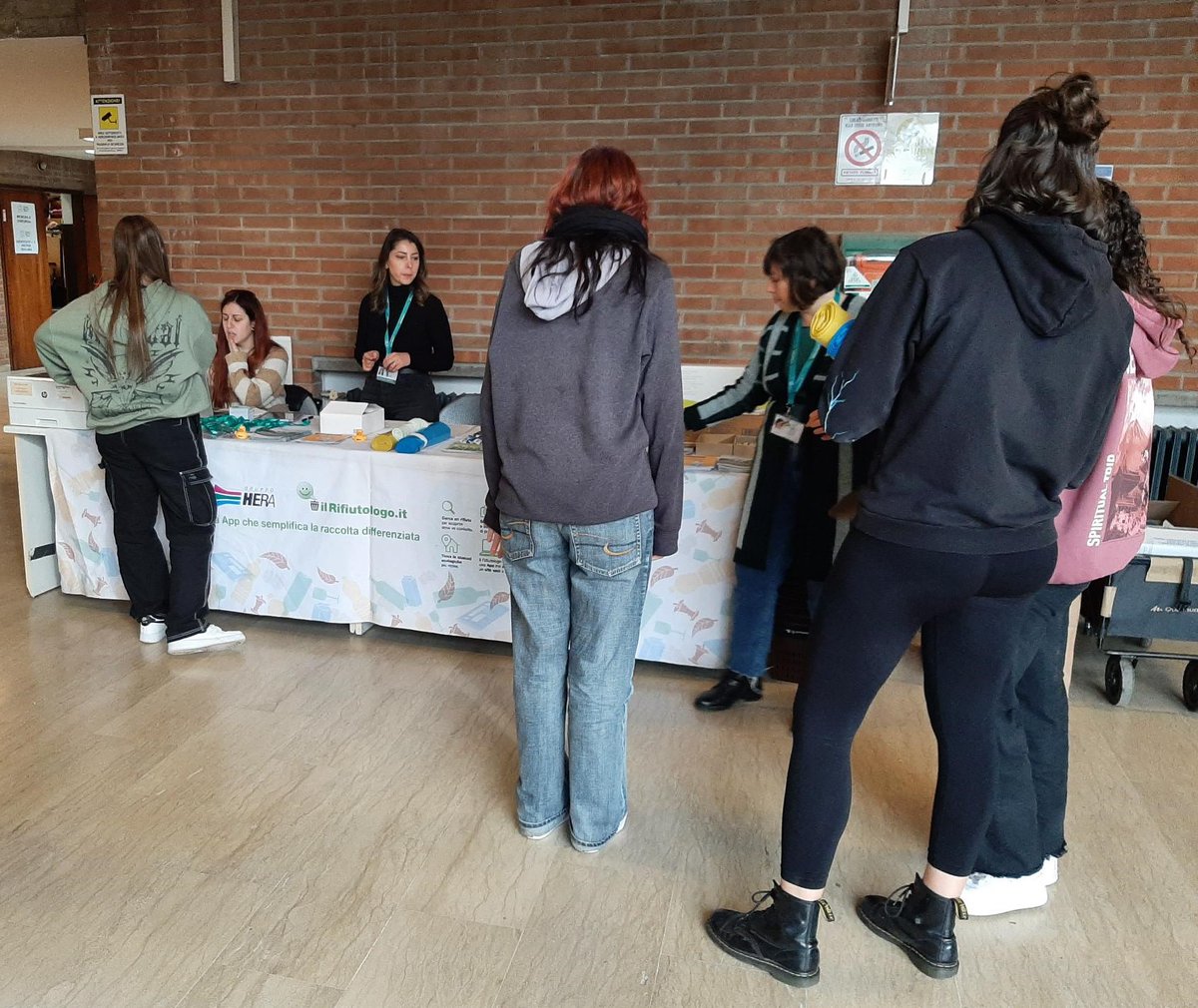 GruppoHera's tweet photo. 📆Un punto informativo #GruppoHera sarà presente alla giornata di accoglienza delle matricole @UniFerrara con il Green Welcome, la guida per sensibilizzare e informare sulla #RaccoltaDifferenziata.
📍30/9 dalle 8.30 alle 13, Fiera di #Ferrara👇
https://t.co/MfGqzSe8Vy https://t.co/eLvurrcXgb