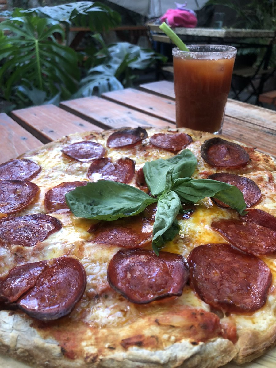 buendiapanycafe's tweet photo. Pizza y Clamato, un clásico de esta terraza. #pizzacdmx https://t.co/vrN0efUVD5