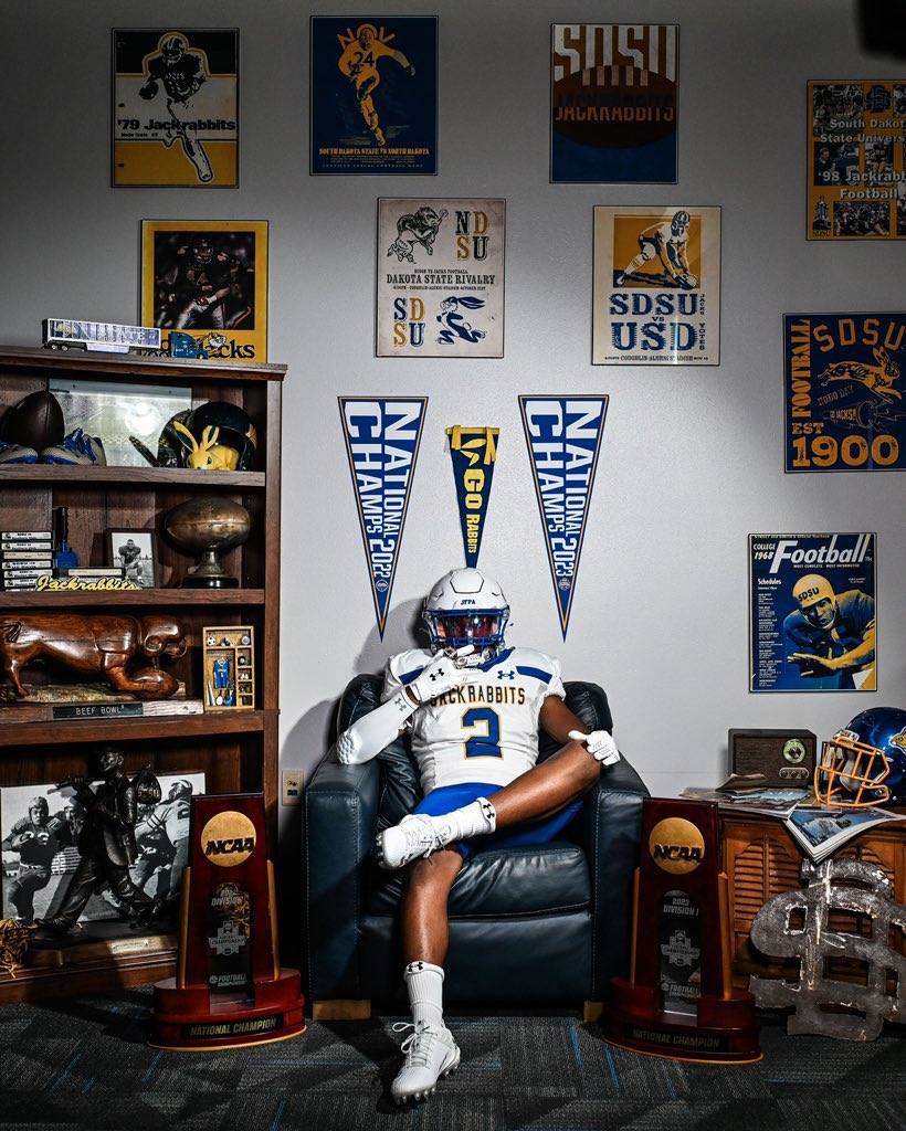 This past + present shot 📸 for athletes on their visits is an absolute vibe 👀 
🏆🏆 🐰🏈