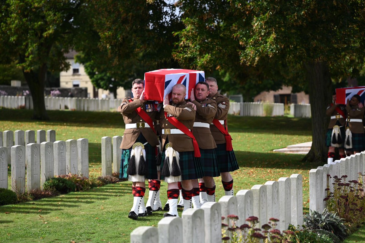 Two unknown Scottish #WWI soldiers were today laid to rest by serving soldiers of the Royal Regiment of Scotland at our newly built cemetery extension in northern France.

📍 Loos British Cemetery Extension