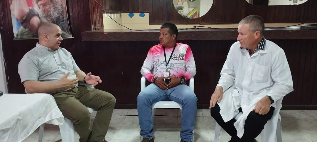 DrYusleivy's tweet photo. Durante el recorrido de la dirección de la MMCV por el estado Amazonas, realizamos encuentro con el presidente de la Fundación Misión Barrio Adentro. La calidad de la atención que prestamos al pueblo de Venezuela constituye la prioridad para el trabajo. #CubaCoopera https://t.co/SYqU8w3nfy