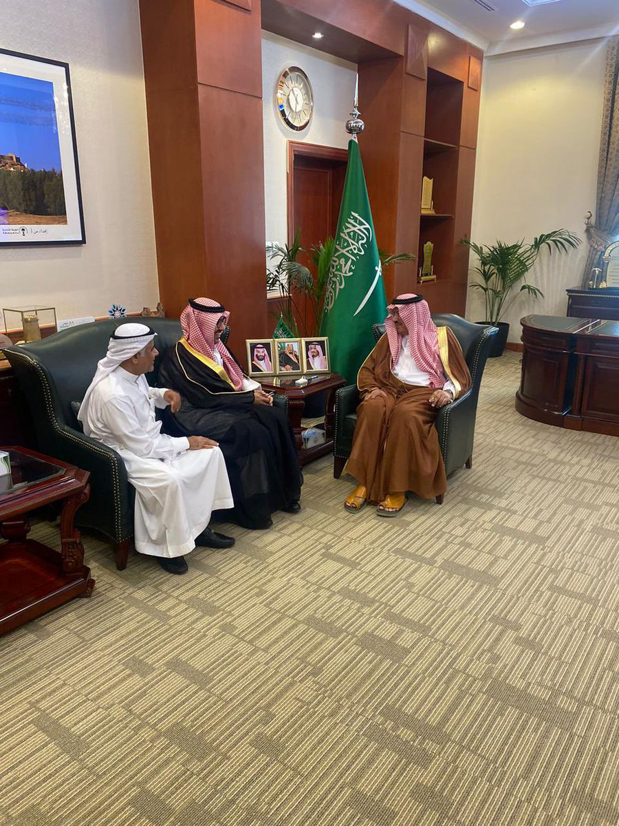استقبل محافظ #المجمعة سلطان بن سعد السديري ، في مكتبه اليوم مدير مكتب وزارة الرياضة بالمحافظة السابق ابن العم فهد بن عثمان الجبر بمناسبة انتهاء فترة عمله ، وأشاد سعادته بالجهود التي بذلها مدير فرع وزارة الرياضة السابق وما حققه المكتب من منجزات بكافة المناشط الرياضية بالمحافظة.