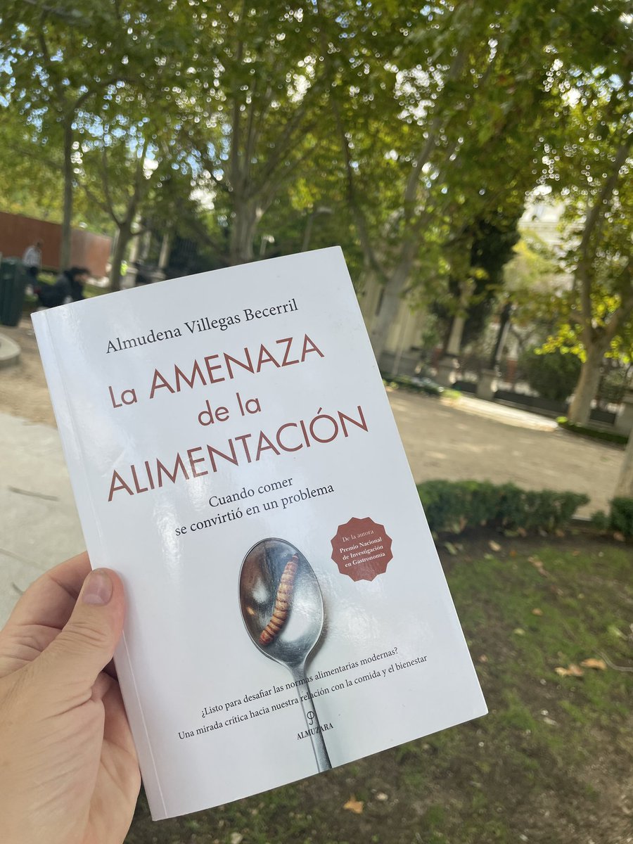 Alvillegasb's tweet photo. El libro viajero. Te gustará “La amenaza de la alimentación” porque comer bien importa. Mucho @AlmuzaraLibros https://t.co/Bs9PxCpm6Z