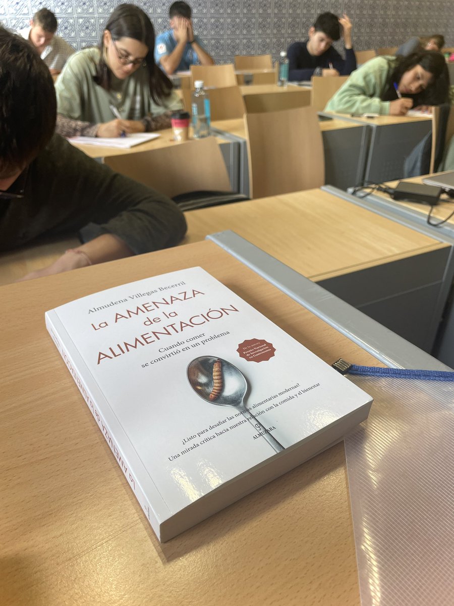 Alvillegasb's tweet photo. El libro viajero. Te gustará “La amenaza de la alimentación” porque comer bien importa. Mucho @AlmuzaraLibros https://t.co/Bs9PxCpm6Z