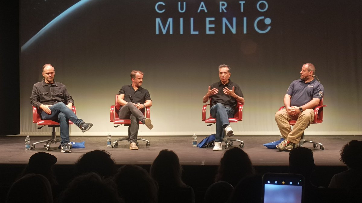 paranormal_lab_'s tweet photo. Coloquio de @navedelmisterio en @Alcances_Cadiz con los grandes @Luis_Uriarte_ (@FotoTour360), @FPCaballero y @LinaresAldo , moderados por Salvador Santos de @zona_historia . Tarde maravillosa ☺️ 
***
📸 John Pantoja 
#cuartomilenio #cadiz #misterio #paranormal #Septiembre #2024 https://t.co/D9nT8H8eIq