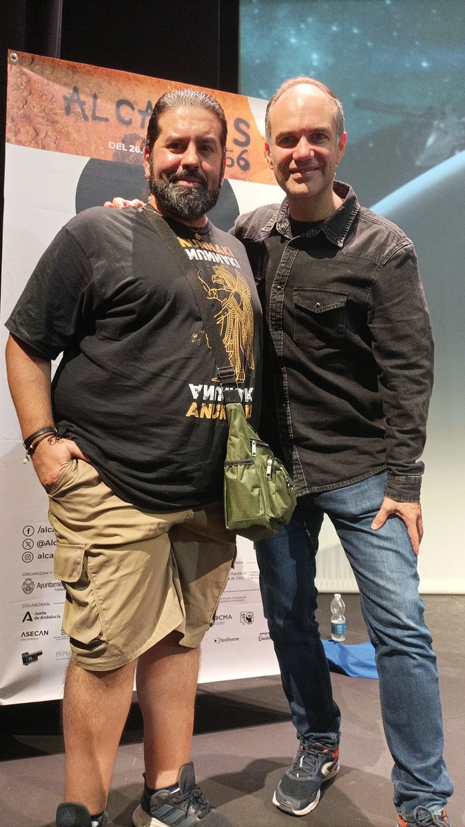 paranormal_lab_'s tweet photo. Coloquio de @navedelmisterio en @Alcances_Cadiz con los grandes @Luis_Uriarte_ (@FotoTour360), @FPCaballero y @LinaresAldo , moderados por Salvador Santos de @zona_historia . Tarde maravillosa ☺️ 
***
📸 John Pantoja 
#cuartomilenio #cadiz #misterio #paranormal #Septiembre #2024 https://t.co/D9nT8H8eIq