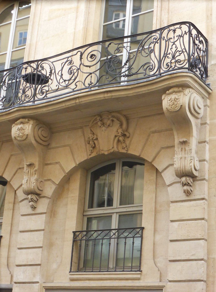 CachauPhilippe's tweet photo. 2024 est décidément une année faste pour le patrimoine des #Mansart à #Paris. Façades restaurées de l’hôtel de #MansartdeSagonne, rue La Feuillade et des Petits-Pères, remanié en 1750 sous couvert de sa maîtresse, la comtesse de #Crèvecœur. Intérieurs dénaturés ds les années 90. https://t.co/j5QpCvt1qc