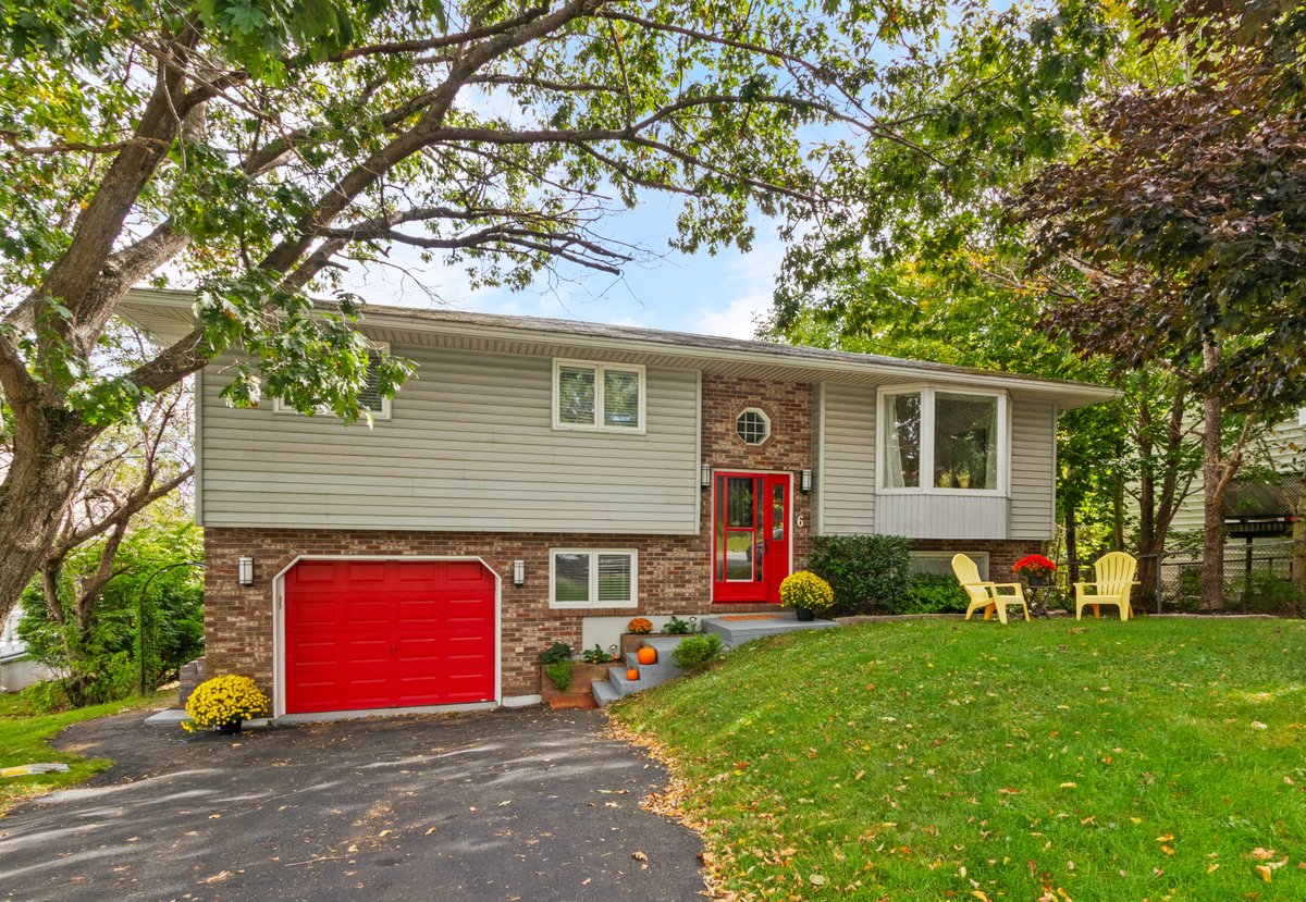 SawlerGroup's tweet photo. Just listed!  6 Glen Manor Drive, Dartmouth | $625,000 | Perfect location close to Lake Banook, Mic Mac Mall and Downtown Dartmouth.  Move-in, unpack and enjoy.  Call, text or DM to setup your private viewing or virtual tour.  https://t.co/JIREFaitEK https://t.co/8qaGkdUSGC
