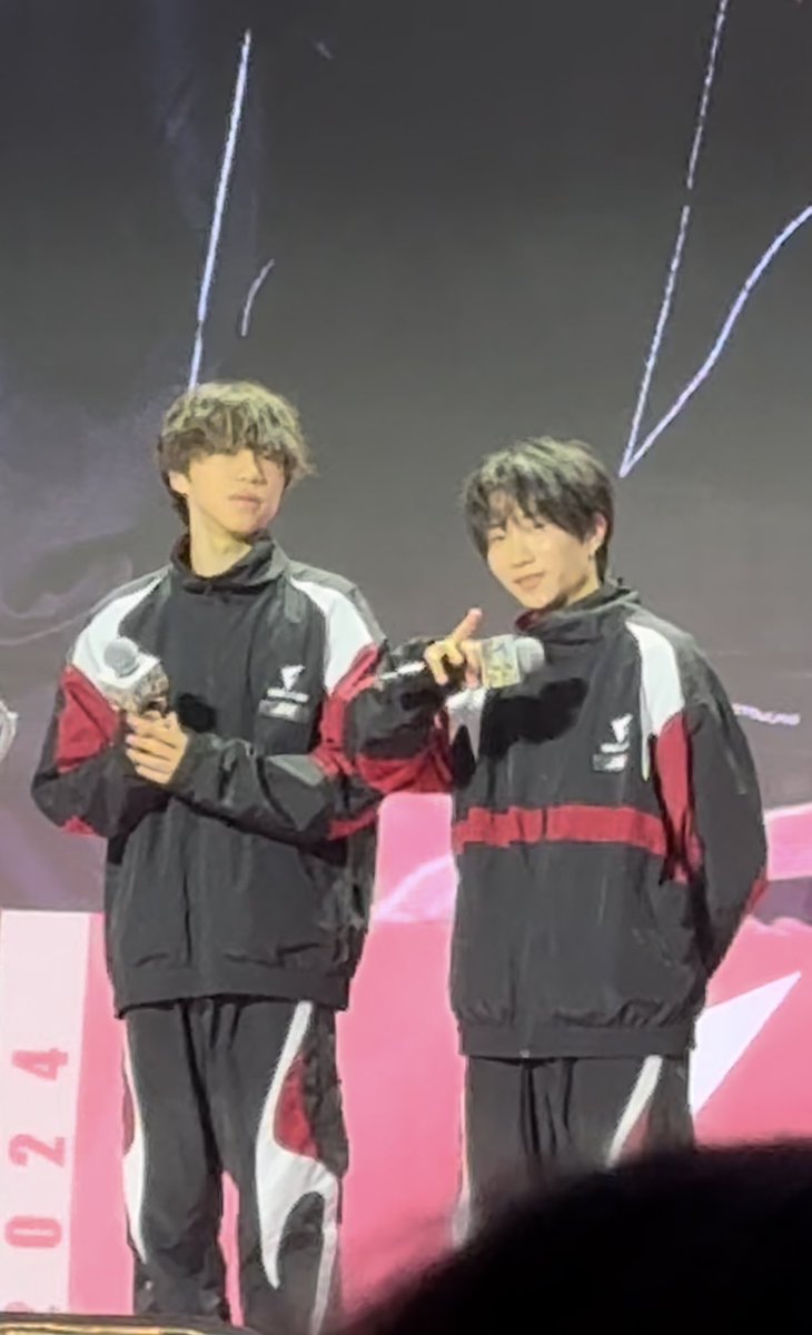 identityVclip's tweet photo. 私はオフライン大会で何度も"目が合った勘違い"で舞い上がってきましたが。
今回ばかりは！勘違いではない！
やばい！これは発作！

maeken選手が気付く→Emmko選手に伝える→二人で手ふりふり

最高ですか😭
これから嫌なことあったら絶対これ見る😭
マカオ来て良かった😭
マジで大好き😭神ファンサ😭 https://t.co/dTSbVFcEec