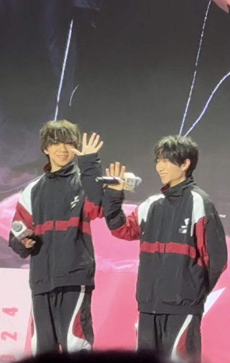 identityVclip's tweet photo. 私はオフライン大会で何度も"目が合った勘違い"で舞い上がってきましたが。
今回ばかりは！勘違いではない！
やばい！これは発作！

maeken選手が気付く→Emmko選手に伝える→二人で手ふりふり

最高ですか😭
これから嫌なことあったら絶対これ見る😭
マカオ来て良かった😭
マジで大好き😭神ファンサ😭 https://t.co/dTSbVFcEec