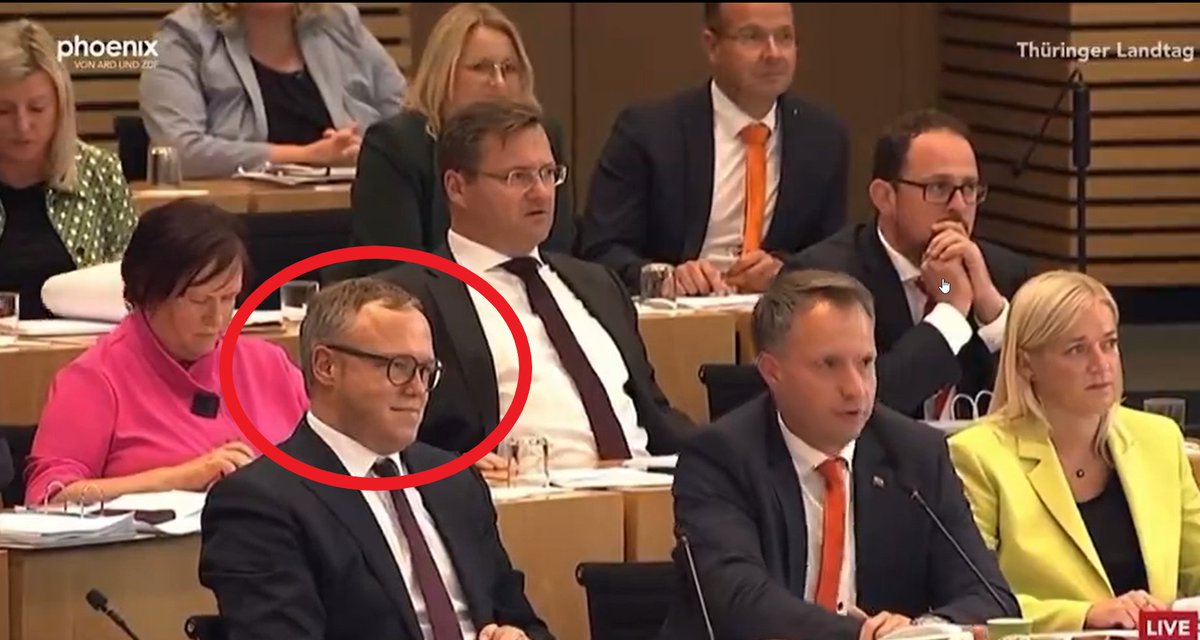 sept_oliver's tweet photo. #Thueringen - Leute, schaut euch die Fresse von Mettbrötchen @mariovoigt an während sein Kollege @Buehlandreas unaufgefordert die konstituierende Sitzung des Alterspräsident stört und von "Machtergreifung" faselt, als würde ein Weltuntergang bevorstehen. Ich sag euch was: Wer zukünftig dieser #CDU und den Lakaien von @_FriedrichMerz auch nur 1 Stimme gibt besiegelt den Untergang Deutschlands hin zu einer Neo-Stalinistischen Republik. Meine Meinung...!
