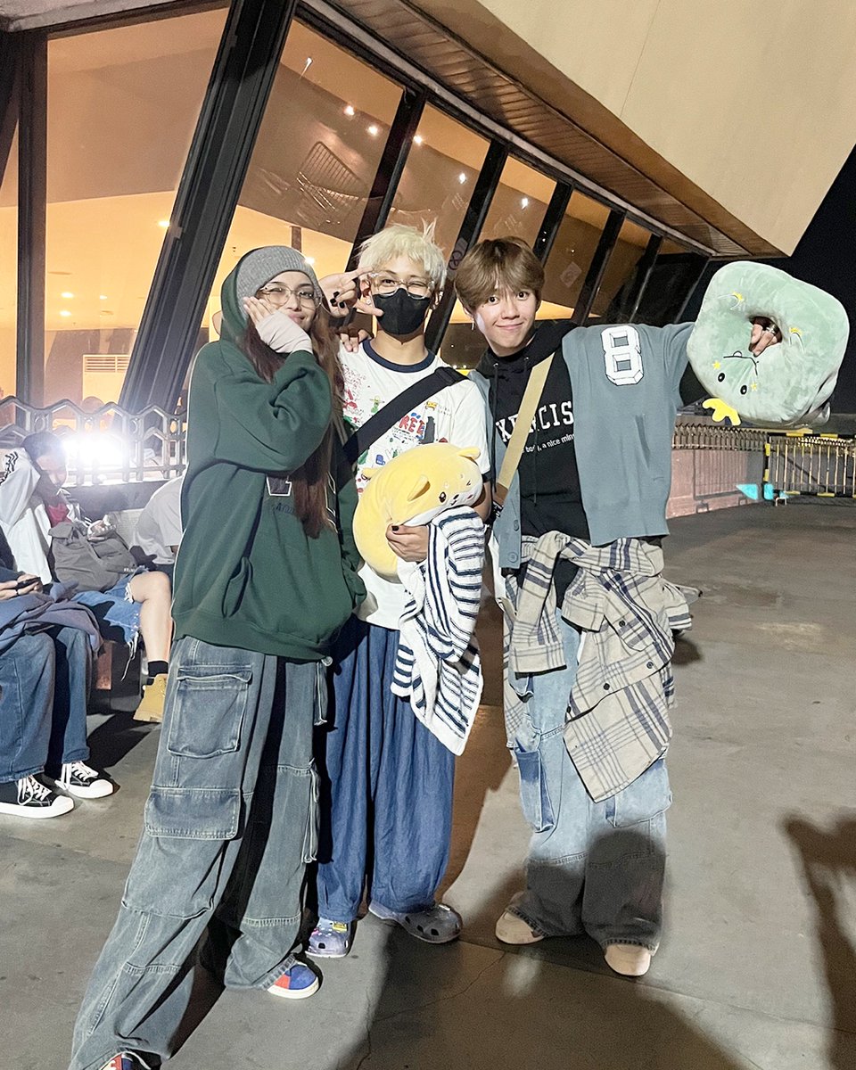 [◉°] PLUUS ZUPdate

Hello, SUM! It’s PLUUS JL’s flight to SoKor tonight 🥺 
It was a bittersweet moment but PLUUS and SUM are surely proud of you.

#PLUUSZUPdate #ZUPdate #PLUUS #AlwaysPLUUS