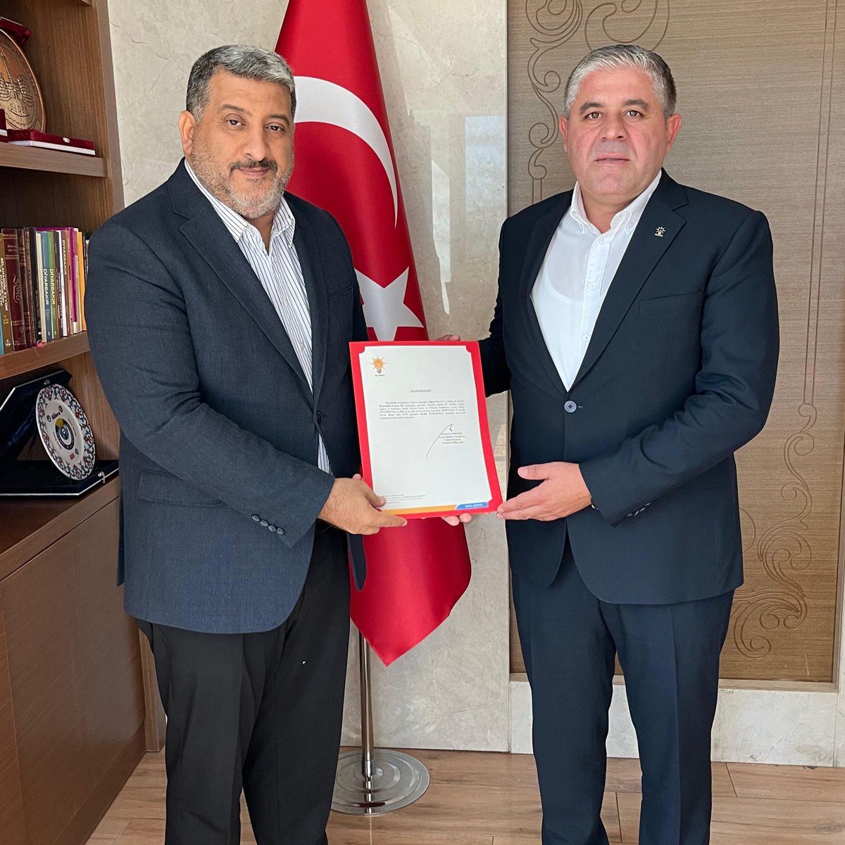 21mehmetceylan's tweet photo. AK Parti Genel Merkez Teşkilat Başkanlığımız tarafından;

Ergani İlçe Başkanı olarak atanan Serdal Karadaş’ı tebrik eder, yeni görevinde muvaffakiyetler diliyorum. 

Bugüne kadar göstermiş olduğu çalışmalarından dolayı Mehmet Abbas Polat’a teşekkür ederiz. https://t.co/4D89IWC4Ky