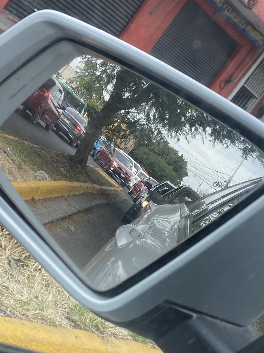 seethelight82's tweet photo. @MovilidadZap Bloqueando dos carriles … así está diario. Para que se ponen en el cruce en el que ya hay semáforo??! No tiene mucho sentido. https://t.co/1N5xscuRFL