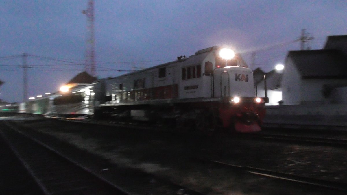 DaopNj's tweet photo. Ka 241 Sritanjung Bawa LD K1 SS Dgn LokDin CC201 04 07 (144R) SMC Lepas St. Madiun https://t.co/mVHvMkKnMq